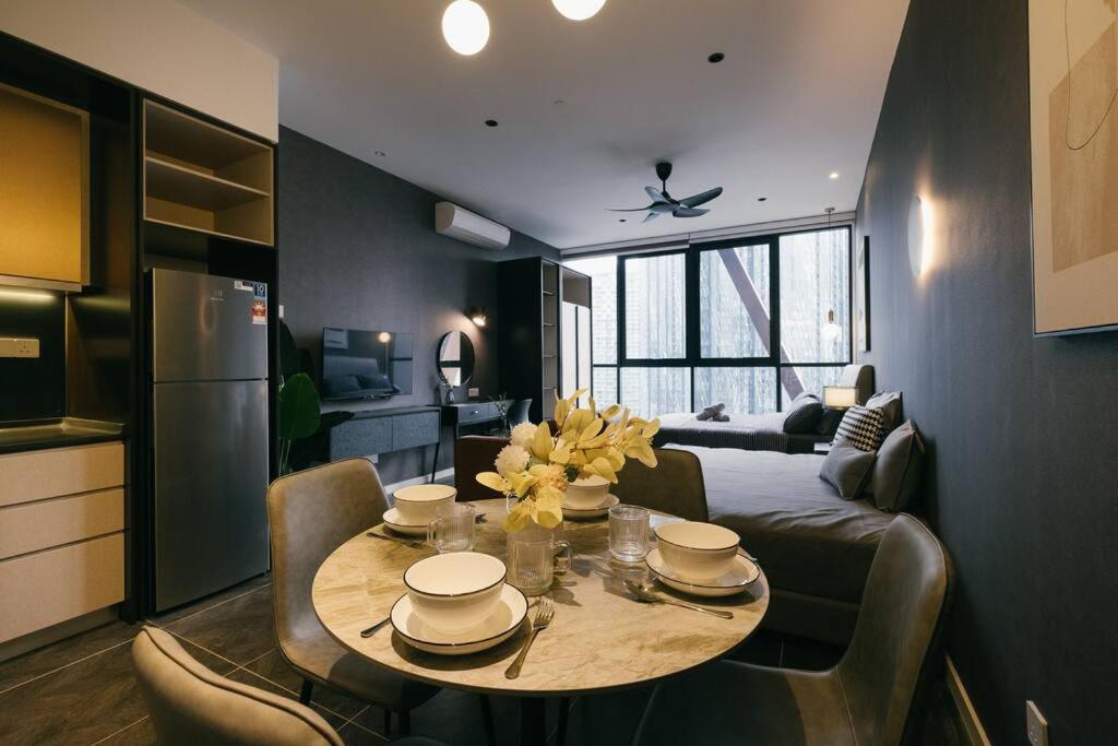 קואלה לומפור Scarletz Klcc Studio Suites 4 Pax Luxury Modern Style Wifi 100Mbps מראה חיצוני תמונה